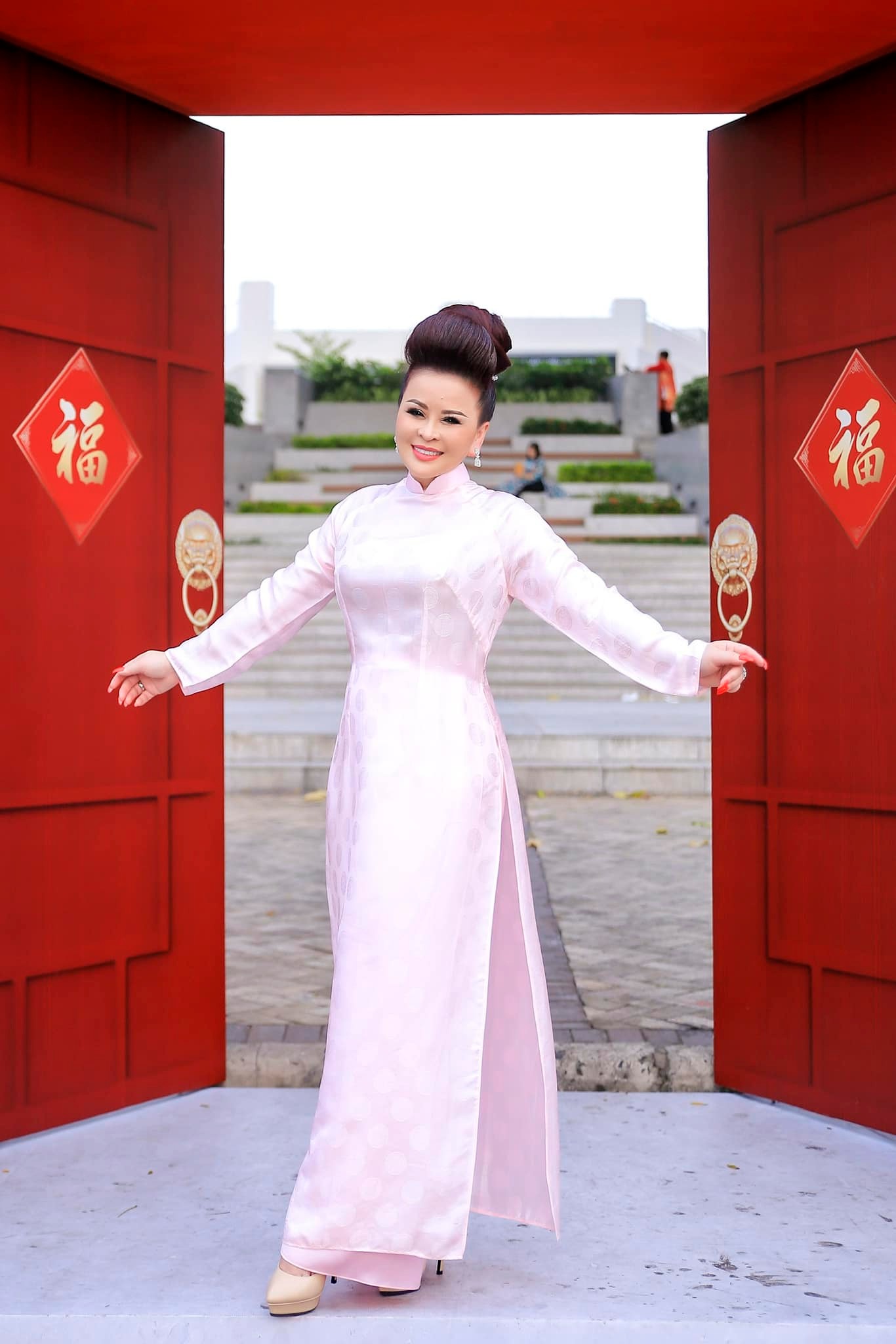 Vì sao "Bà trùm kim cương" tại Việt Nam chọn kiểu tóc bới cao hơn 2 thập kỷ?- Ảnh 15.