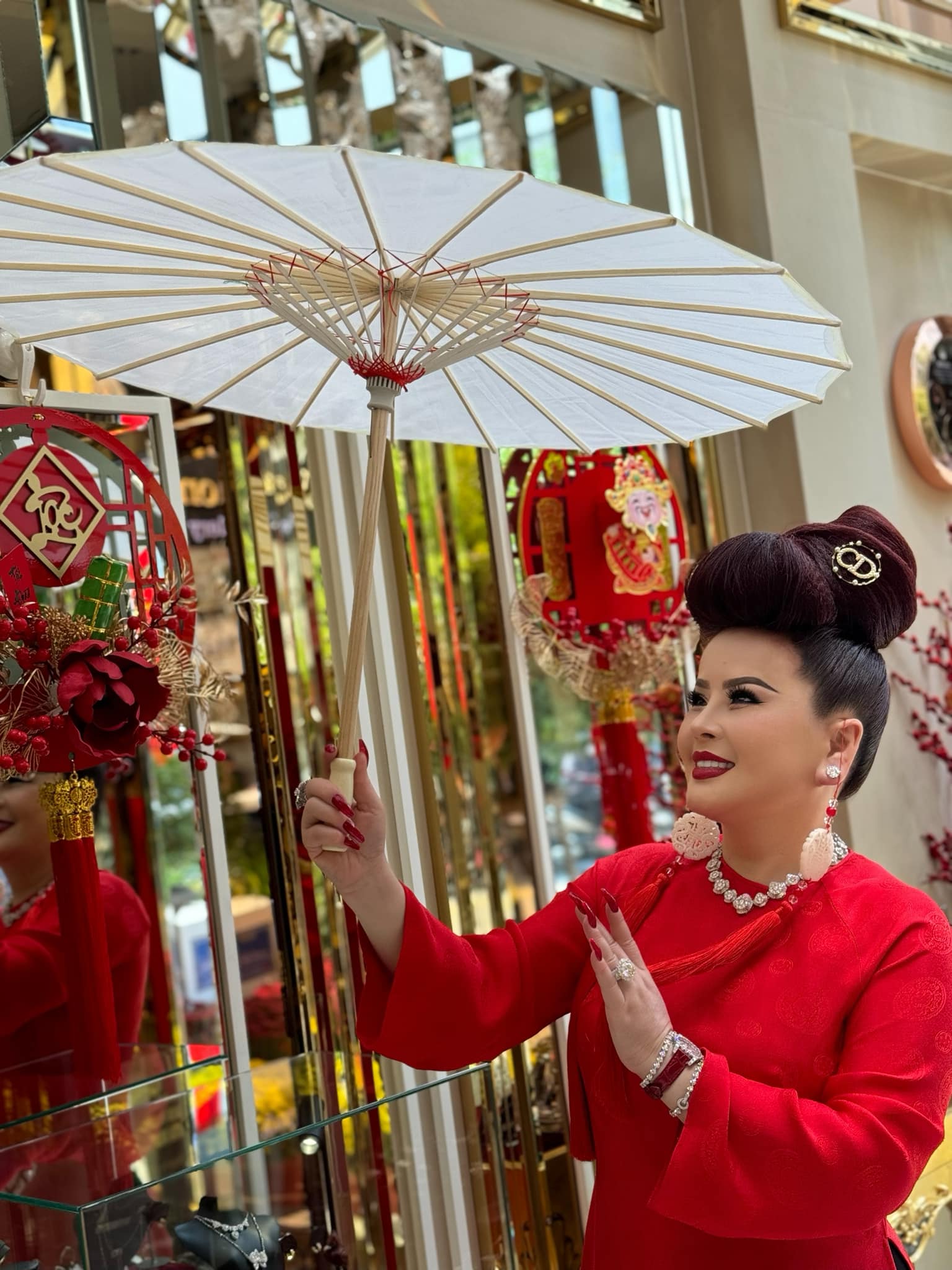 Vì sao "Bà trùm kim cương" tại Việt Nam chọn kiểu tóc bới cao hơn 2 thập kỷ?- Ảnh 1.