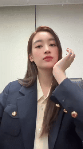 Đỗ Mỹ Linh xinh đẹp làm cô gái văn phòng, gây tò mò về công việc ở tập đoàn nghìn tỷ nhà bầu Hiển- Ảnh 1. Đỗ Mỹ Linh xinh đẹp làm cô gái văn phòng, gây tò mò về công việc ở tập đoàn nghìn tỷ nhà bầu Hiển- Ảnh 1.