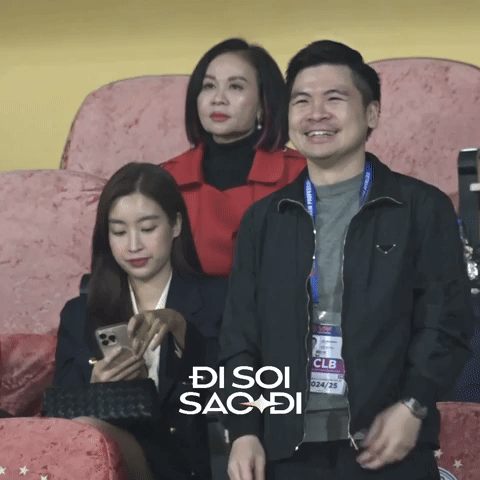 Đỗ Mỹ Linh xinh đẹp làm cô gái văn phòng, gây tò mò về công việc ở tập đoàn nghìn tỷ nhà bầu Hiển- Ảnh 3. Đỗ Mỹ Linh xinh đẹp làm cô gái văn phòng, gây tò mò về công việc ở tập đoàn nghìn tỷ nhà bầu Hiển- Ảnh 3.