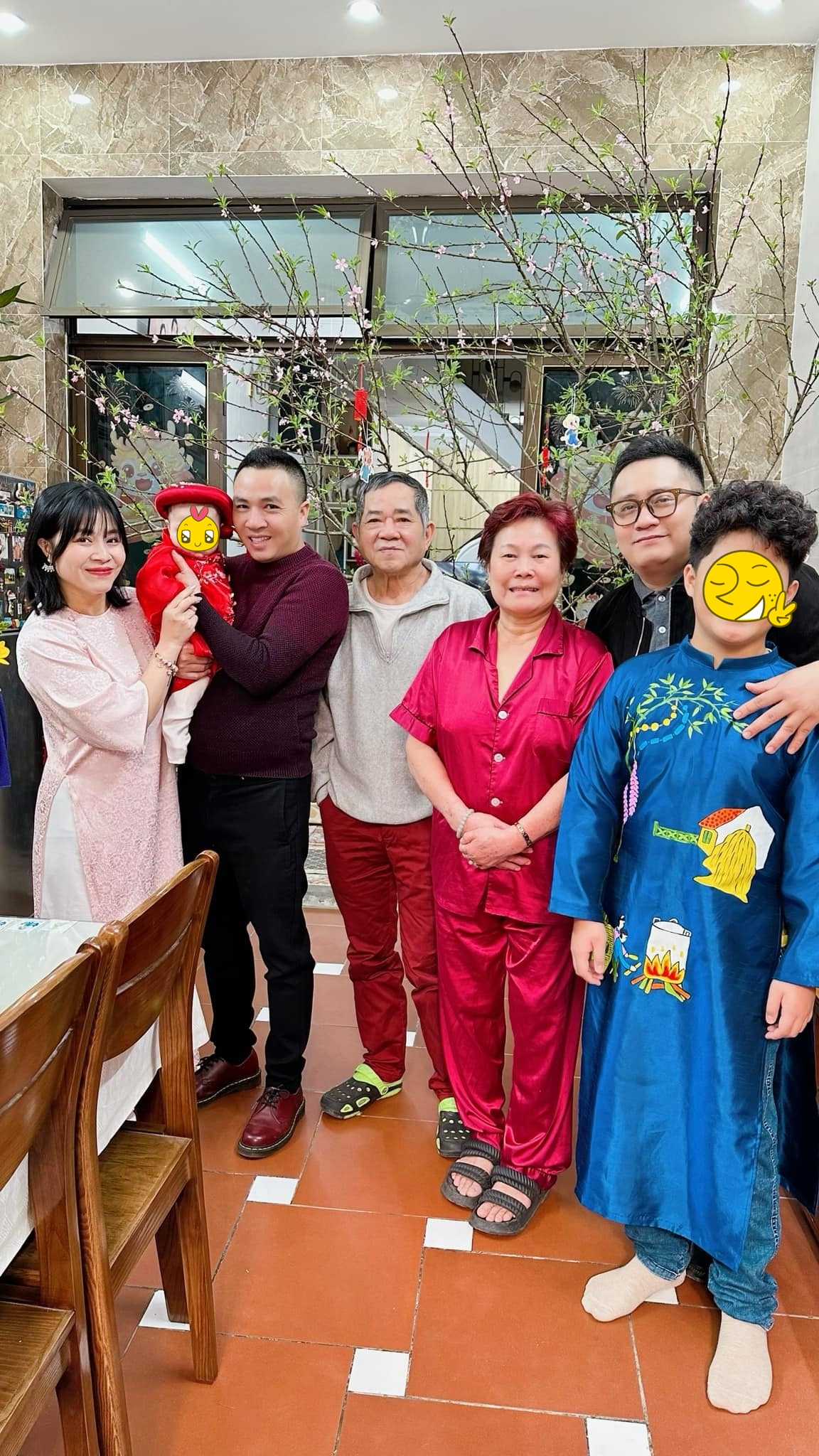 Chồng cũ-chồng mới chung khung hình, cách xưng hô của MC "Chúng tôi là chiến sĩ" chấn động: "Các con chắc chắn hạnh phúc!"- Ảnh 1.