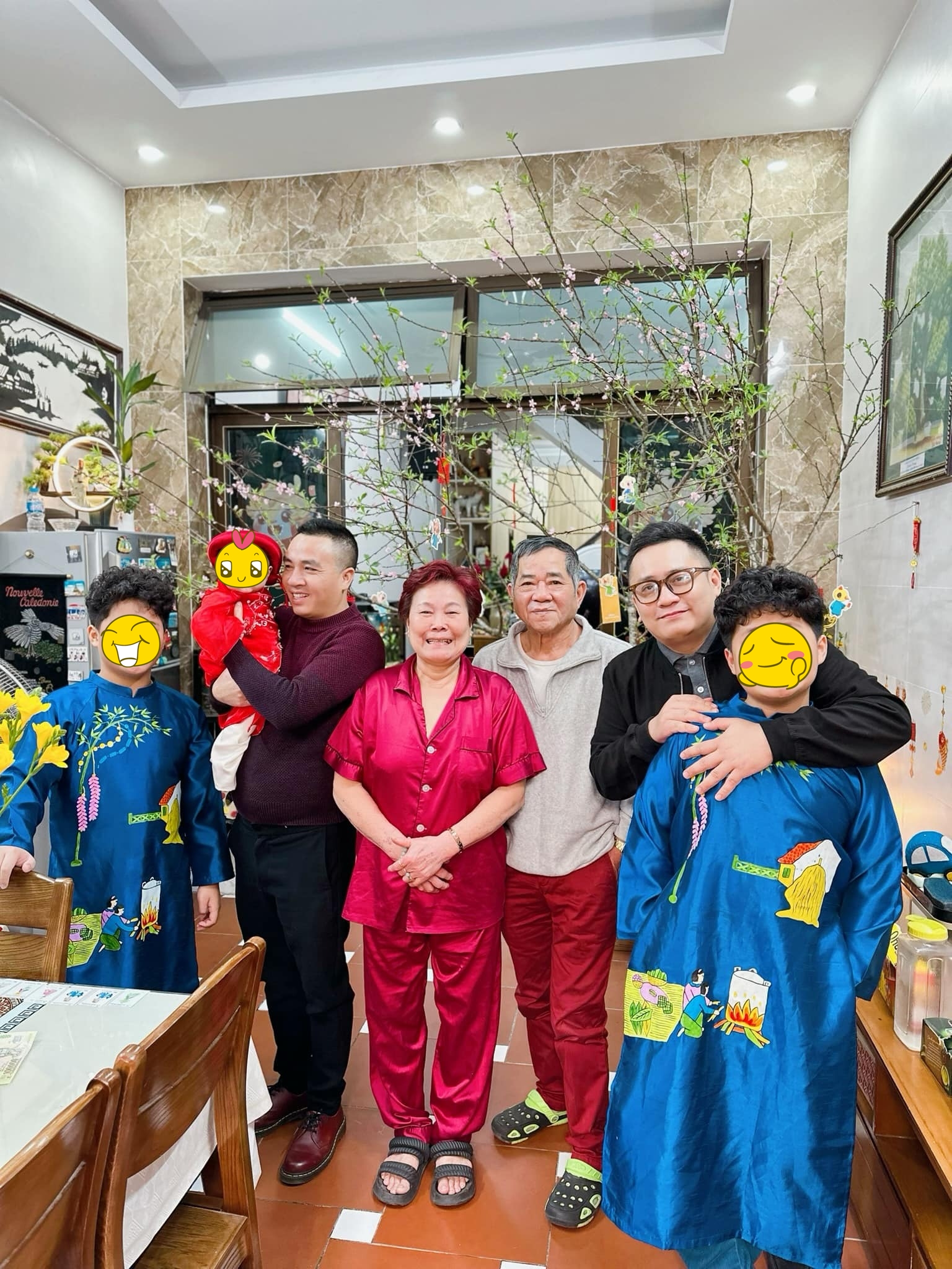 Chồng cũ-chồng mới chung khung hình, cách xưng hô của MC "Chúng tôi là chiến sĩ" chấn động: "Các con chắc chắn hạnh phúc!"- Ảnh 2.