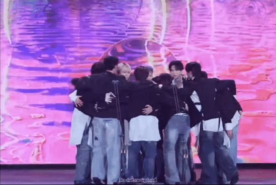 GDA 2025: Nhóm nam triệu bản tiếp tục càn quét Daesang, nhóm nữ bị ghét nhất Kpop hoá "trò đùa"- Ảnh 3.
GDA 2025: Nhóm nam triệu bản tiếp tục càn quét Daesang, nhóm nữ bị ghét nhất Kpop hoá "trò đùa"- Ảnh 3.