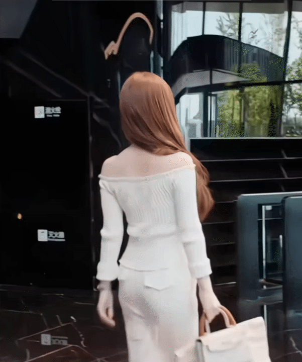 Triệu Lộ Tư gây sốt với tấm lưng cực phẩm: Hóa ra nhờ một câu "thần chú" và động tác 30 giây mỗi ngày- Ảnh 3.