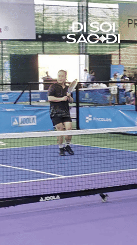 Nhìn Trung Quân dễ thương ai dám nghĩ chơi pickleball "quần quật" như thế!- Ảnh 1.