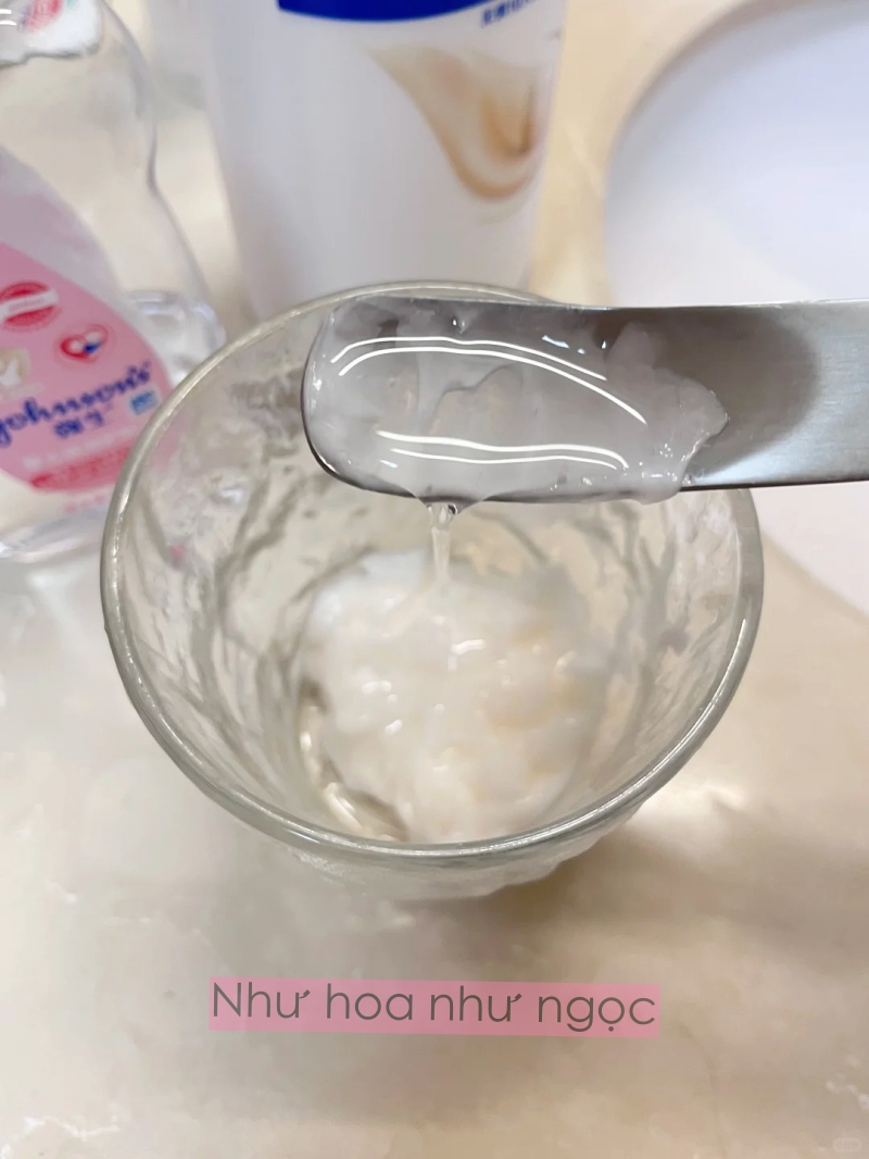 Từng bỏ tiền triệu đi hấp tóc mỗi tuần, cuối cùng phát hiện ra bí quyết chỉ bằng… dầu em bé- Ảnh 4.
