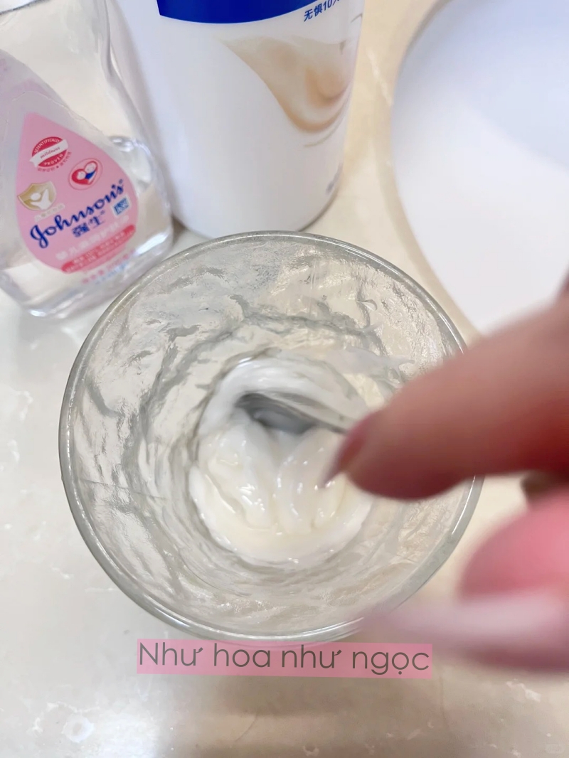 Từng bỏ tiền triệu đi hấp tóc mỗi tuần, cuối cùng phát hiện ra bí quyết chỉ bằng… dầu em bé- Ảnh 3.