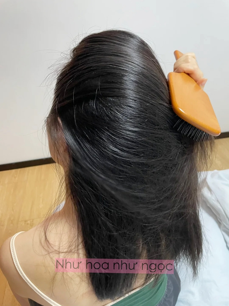 Từng bỏ tiền triệu đi hấp tóc mỗi tuần, cuối cùng phát hiện ra bí quyết chỉ bằng… dầu em bé- Ảnh 1.