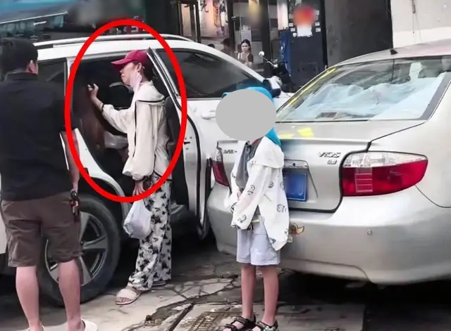 Xôn xao clip "chủ khách sạn" ngoại tình với tiểu tam 2k2 bị vợ đánh ghen ngay trên phố- Ảnh 1.