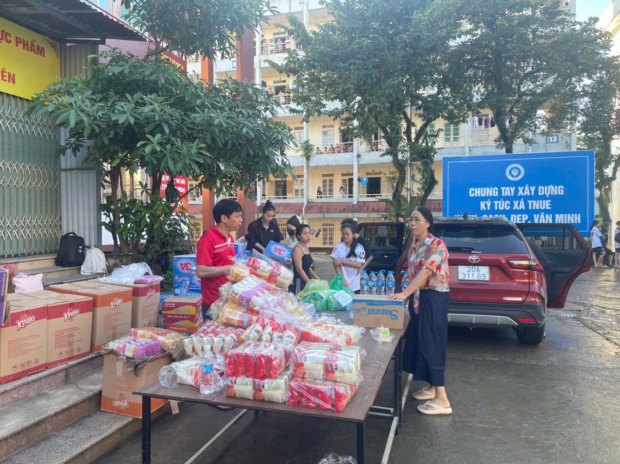 Thực hư thông tin trường Đại học ở Thái Nguyên "ngăn đoàn cứu trợ tiếp tế đồ ăn cho sinh viên"- Ảnh 2. Thực hư thông tin trường Đại học ở Thái Nguyên "ngăn đoàn cứu trợ tiếp tế đồ ăn cho sinh viên"- Ảnh 2.