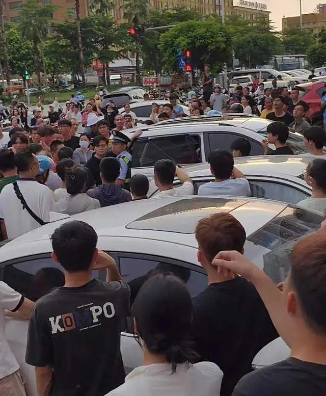 Xôn xao clip "chủ khách sạn" ngoại tình với tiểu tam 2k2 bị vợ đánh ghen ngay trên phố- Ảnh 6.