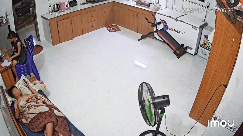 [Clip] Trần nhà đổ sập, 2 hành động thông minh của cậu bé làm 8,6 triệu người xin "nhận một lạy"- Ảnh 1.