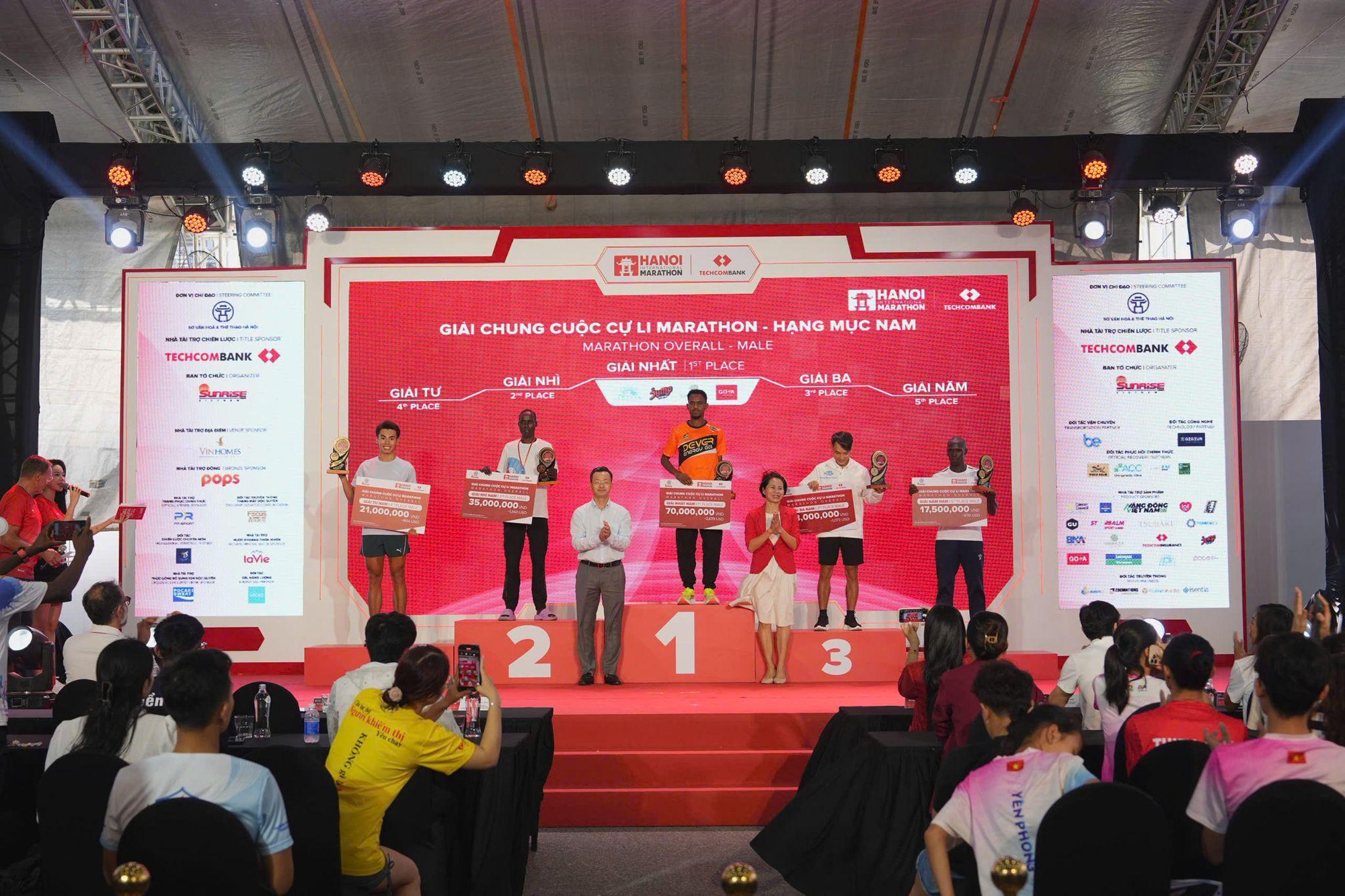 Vận động viên Việt Nam tỏa sáng tại Giải Marathon Quốc tế Hà Nội Techcombank mùa thứ 4- Ảnh 2.