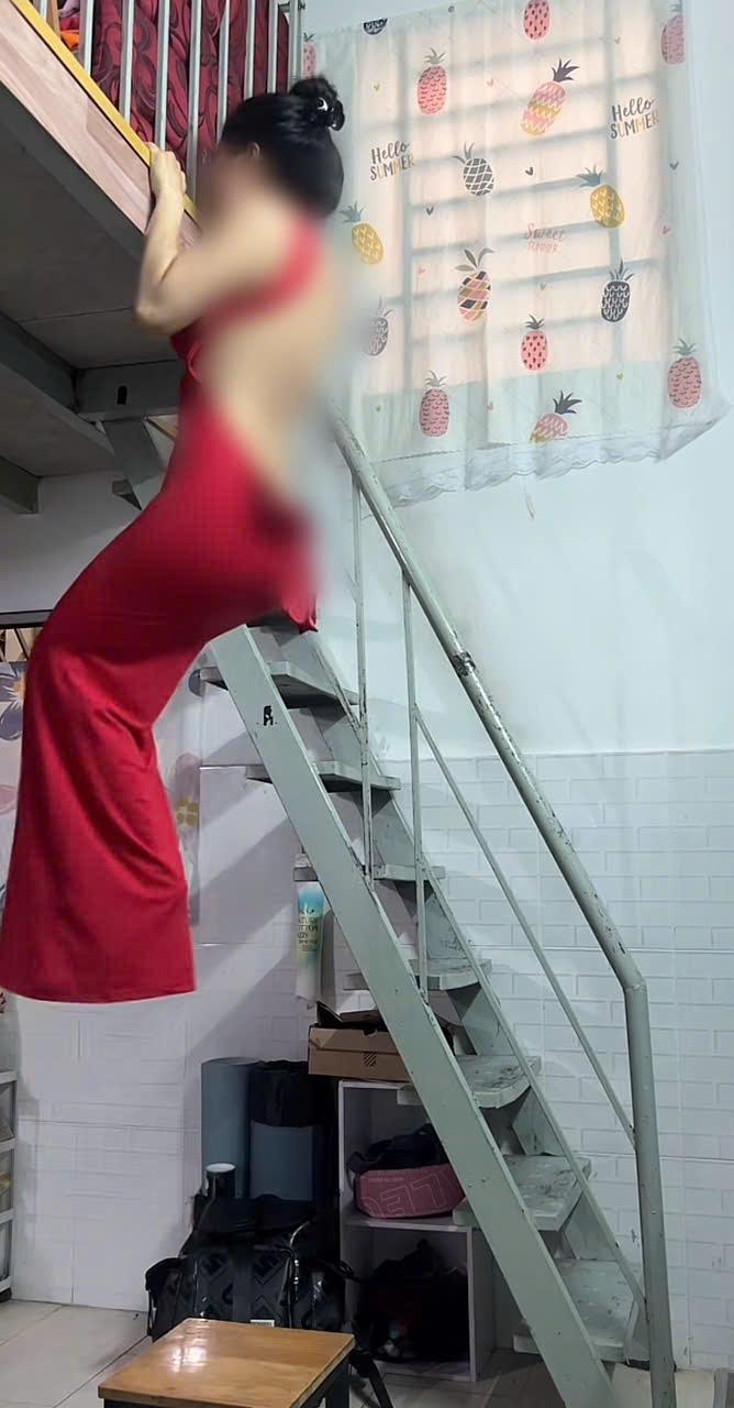 Diện váy dạ hội tập gym, nữ PT khiến cộng đồng mạng "chia năm xẻ bảy"- Ảnh 2.