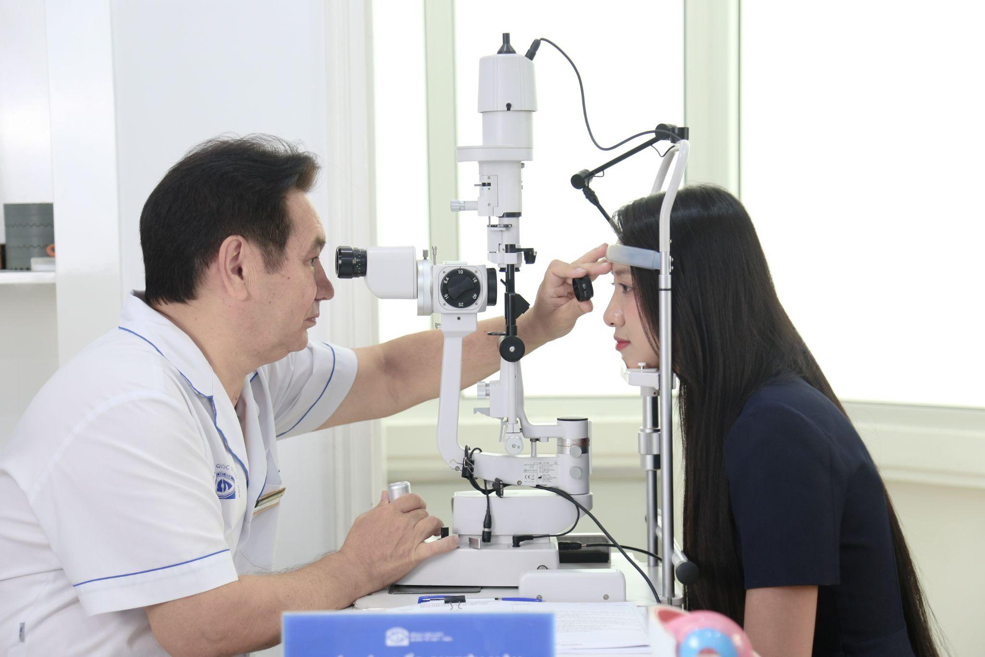 Chỉ mất 8 - 10s biến mắt cận thành mắt sáng, tại sao hoa hậu Hà Trúc Linh làm được điều này?- Ảnh 4.