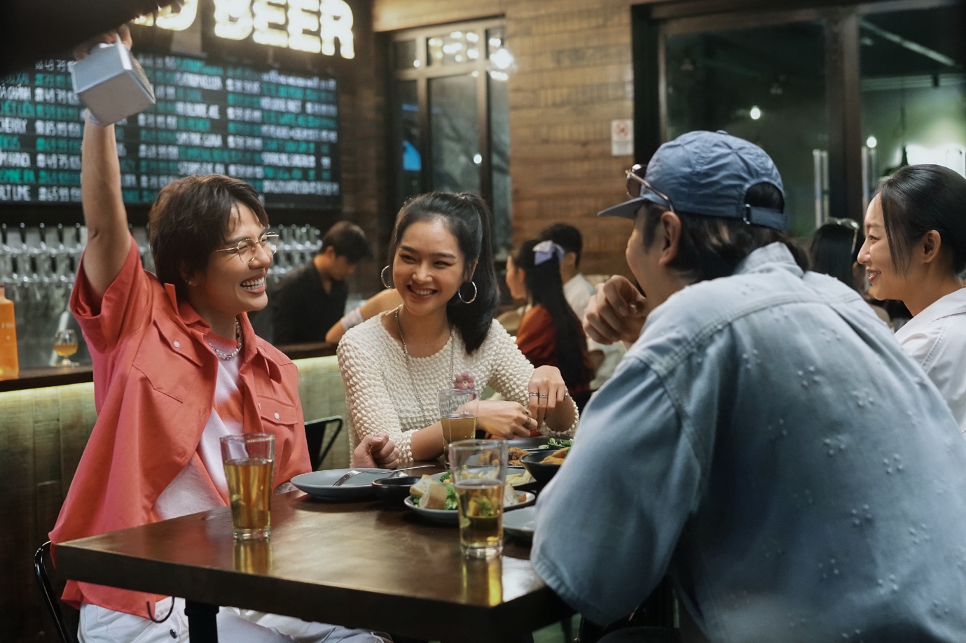 Tay Anh Giữ Một Vì Sao - Phát “tín hiệu” cho phim tình cảm trở lại màn ảnh- Ảnh 5.