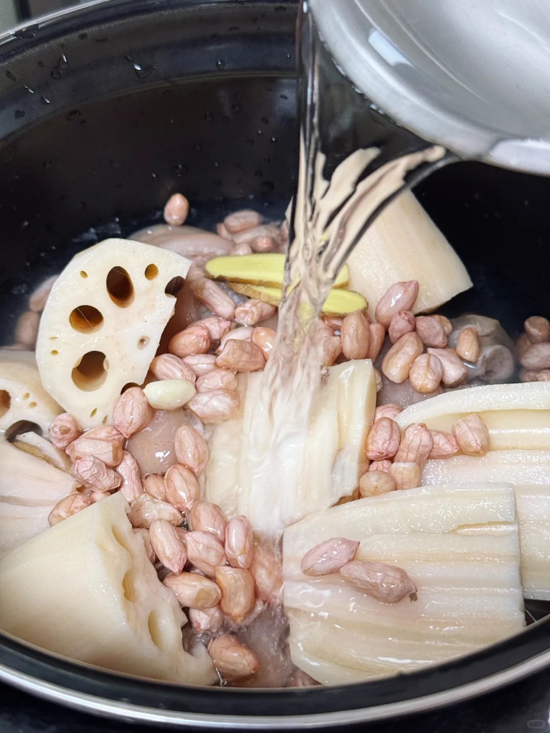 Món canh này thanh ngọt dễ ăn: Giàu collagen tự nhiên cho da dẻ mịn màng, căng sáng, chống nhăn chống già hiệu quả- Ảnh 1.