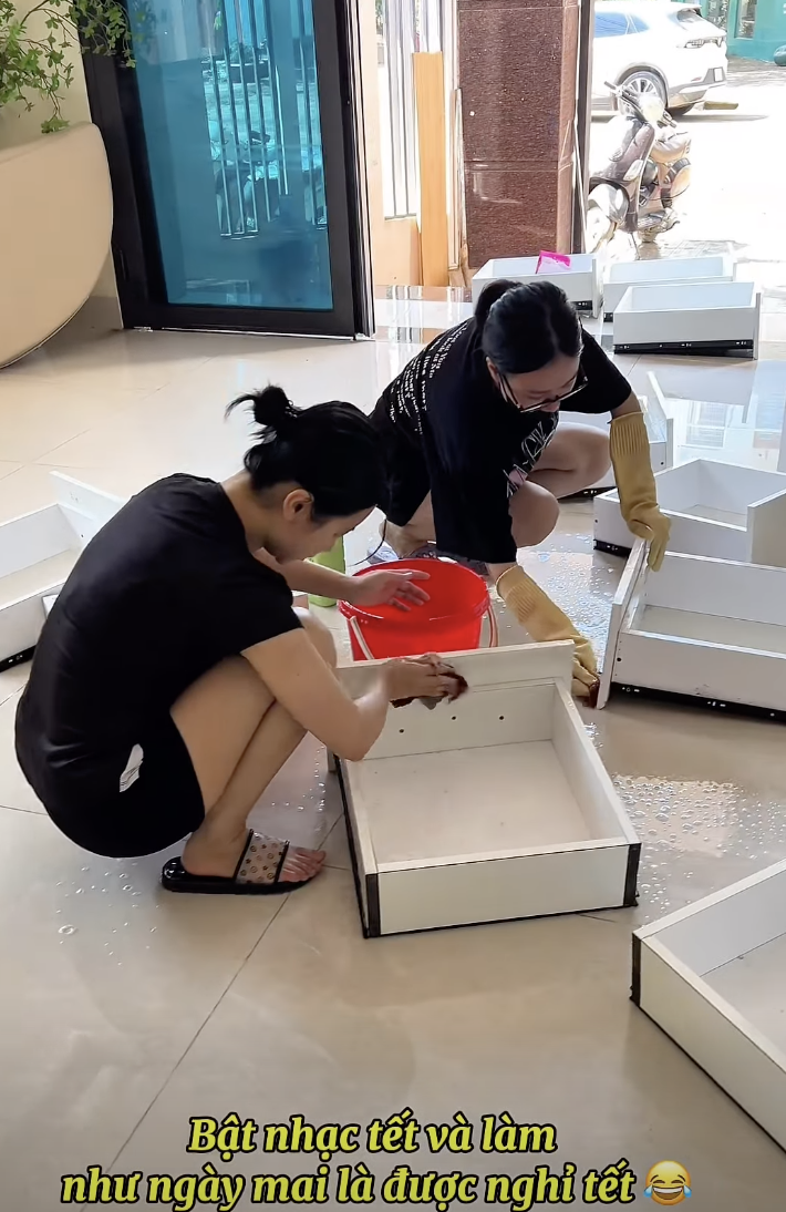 100k - 300k/ tiếng dọn nhà sau lũ: Thương ông bà, không ai chê giá... chỉ sợ không ai đến giúp- Ảnh 6. 100k - 300k/ tiếng dọn nhà sau lũ: Thương ông bà, không ai chê giá... chỉ sợ không ai đến giúp- Ảnh 6.
