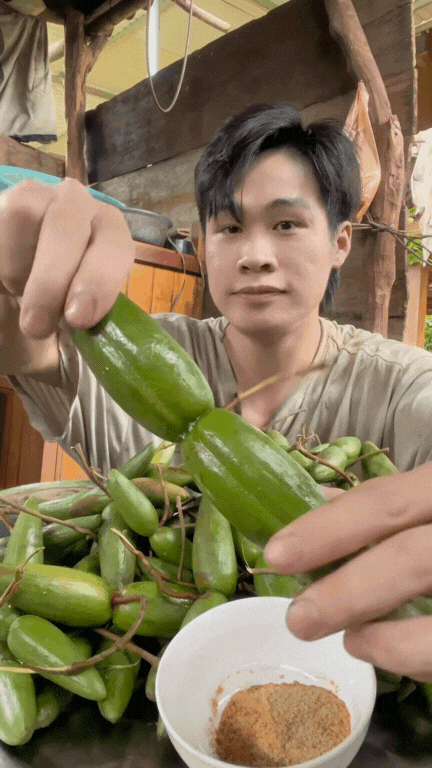 Dạo này MXH thi nhau mukbang loại quả dại Tây Bắc: Vị lạ, mùi thơm, ăn với chẳm chéo thì "hết sẩy"- Ảnh 4.