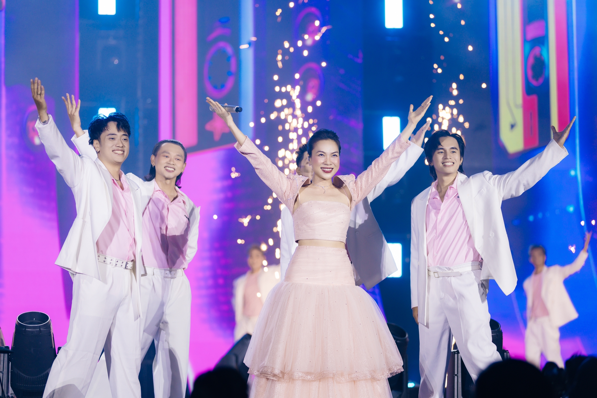 Vươn Concert KidsPlaza: Đêm nhạc chạm cảm xúc thế hệ ba mẹ mới- Ảnh 2.