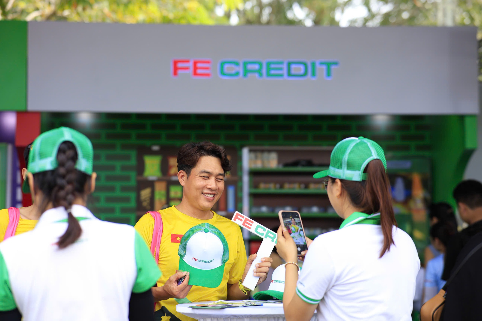 FE CREDIT lan tỏa thông điệp sống khỏe, sống tích cực tại đường chạy Đất Sen Hồng 2025- Ảnh 4.