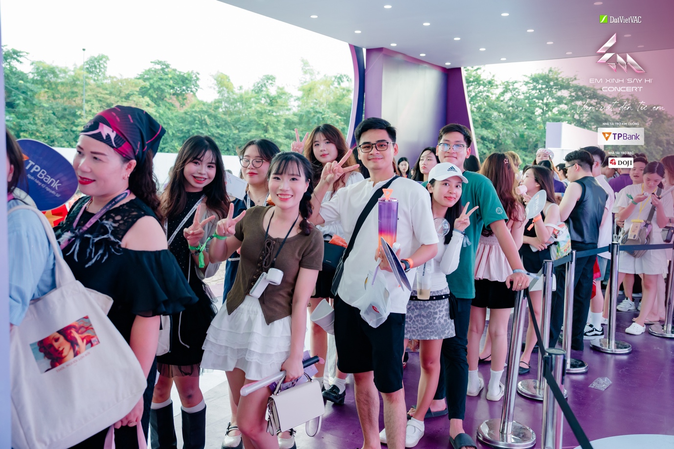 Đi concert Em Xinh “Say Hi”, fan không chỉ “cháy” với nhạc mà còn “say” luôn Bank Tím- Ảnh 7.
