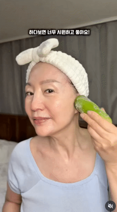 "Bà ngoại xứ Hàn" 70 tuổi vẫn sở hữu làn da mịn màng căng mướt: Bí quyết là lăn mặt với dưa chuột lạnh- Ảnh 7.
