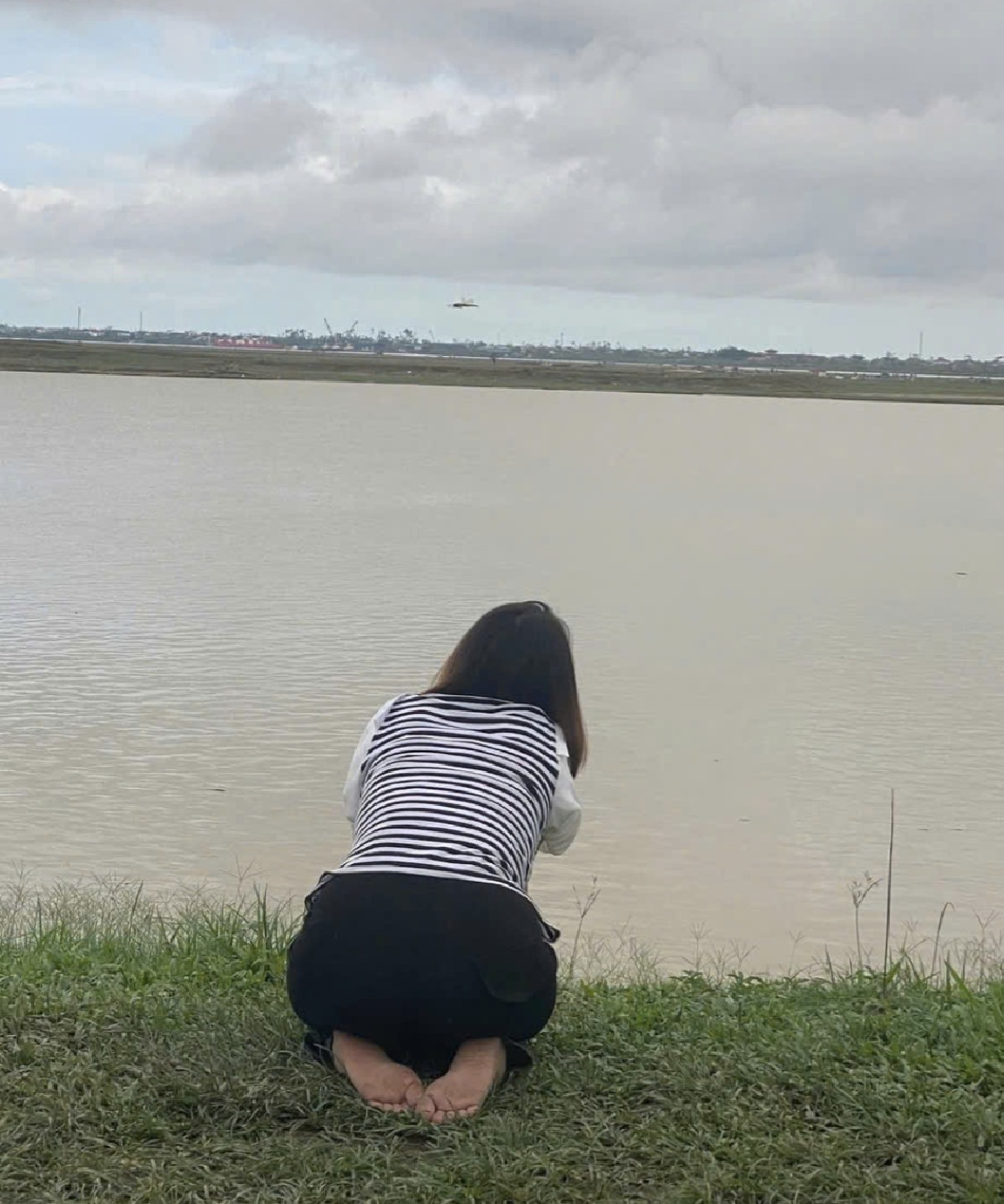Vụ nghi bố đưa 2 con tự tử dưới sông Lam: Con đã mất rồi còn trái tim người mẹ sao có thể sống nổi?- Ảnh 1.