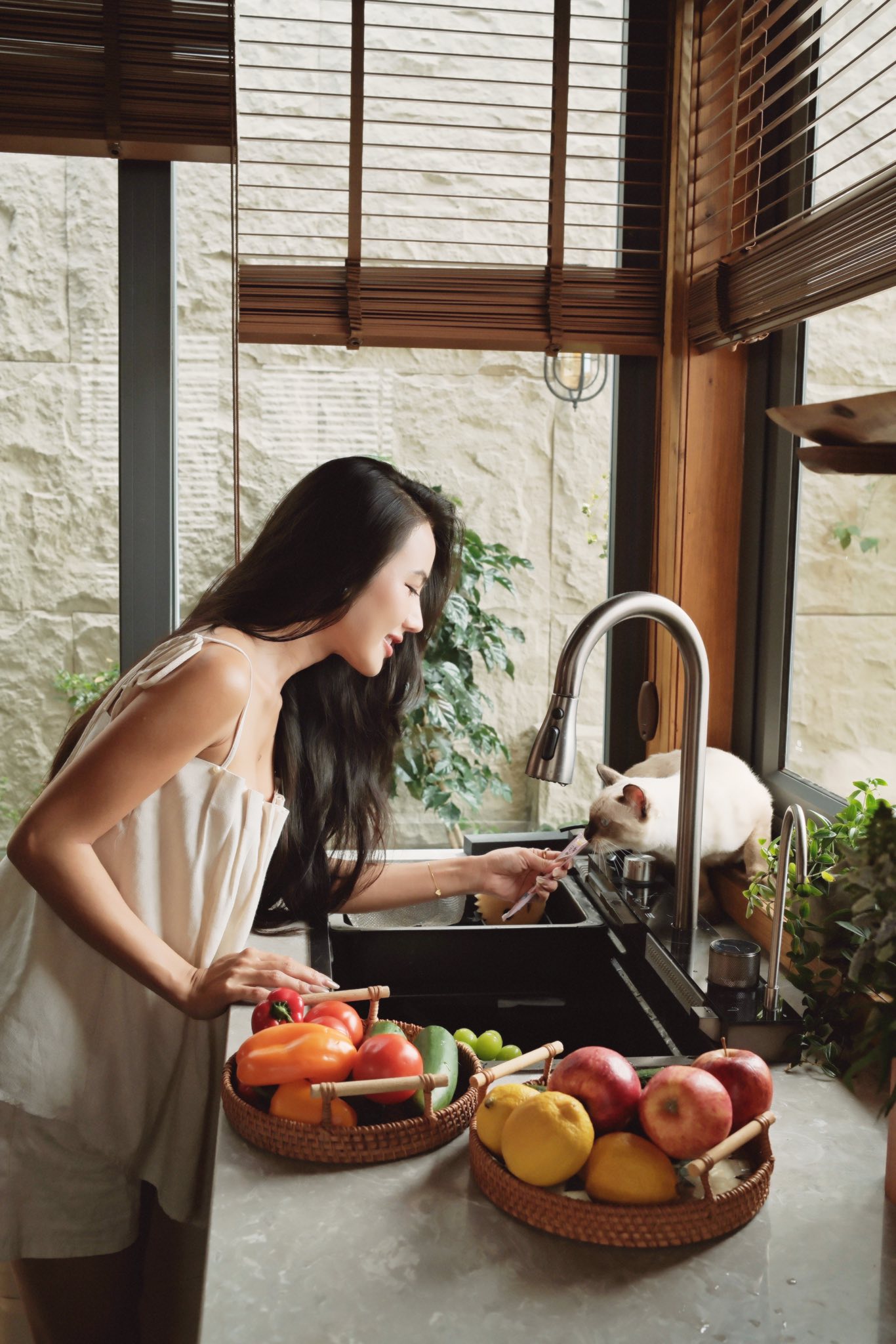 Người phụ nữ này uống cốc nước màu đen mỗi sáng để chân tóc chắc khỏe và tăng độ phồng- Ảnh 4.