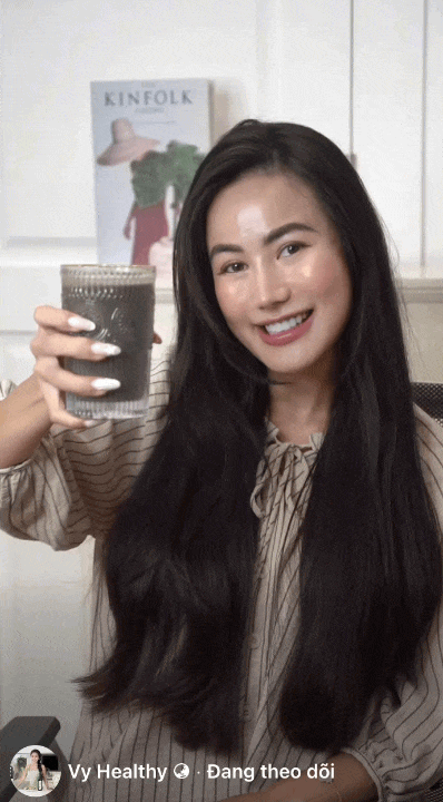 Người phụ nữ này uống cốc nước màu đen mỗi sáng để chân tóc chắc khỏe và tăng độ phồng- Ảnh 2.