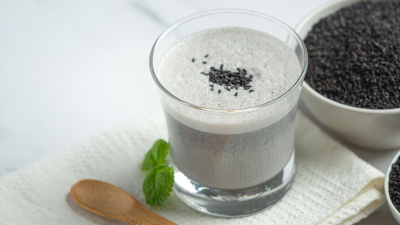 Người phụ nữ này uống cốc nước màu đen mỗi sáng để chân tóc chắc khỏe và tăng độ phồng- Ảnh 3.