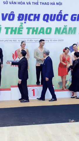 Giành HCV, Phan Hiển bất ngờ quỳ gối hôn tay nữ giám khảo Khánh Thi gây sốt!- Ảnh 1.