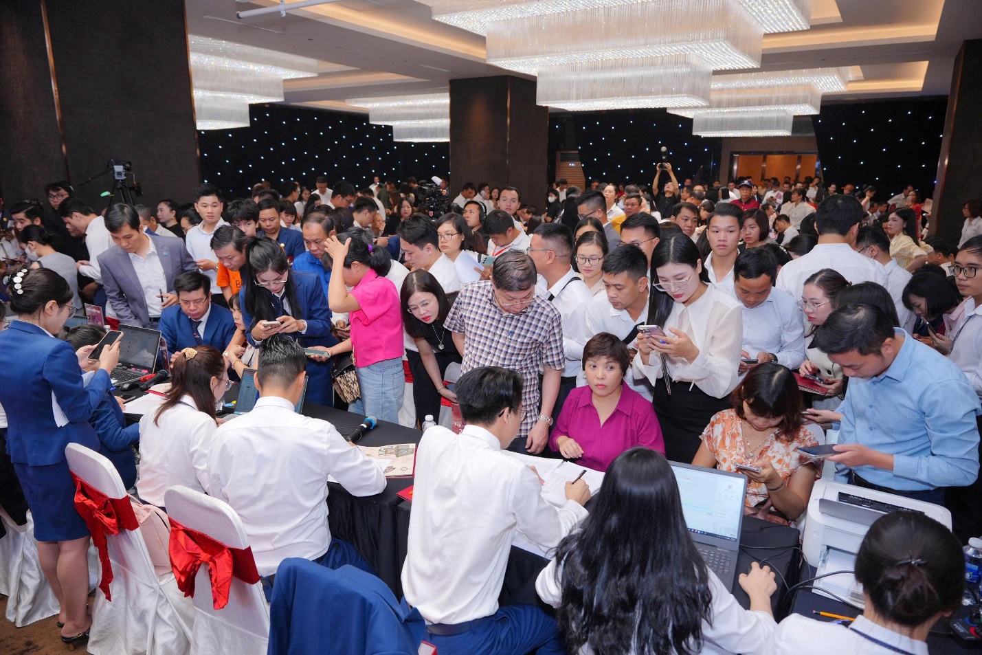 The Queen đông nghẹt khách ngày khớp căn, tạo sức nóng cho thị trường- Ảnh 2.