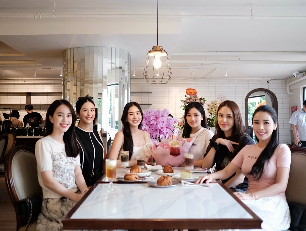 4 hot mom rủ nhau "trốn con", hội tụ trong một khung hình: Nhan sắc mẹ bỉm khiến khắp cõi mạng trầm trồ- Ảnh 1.