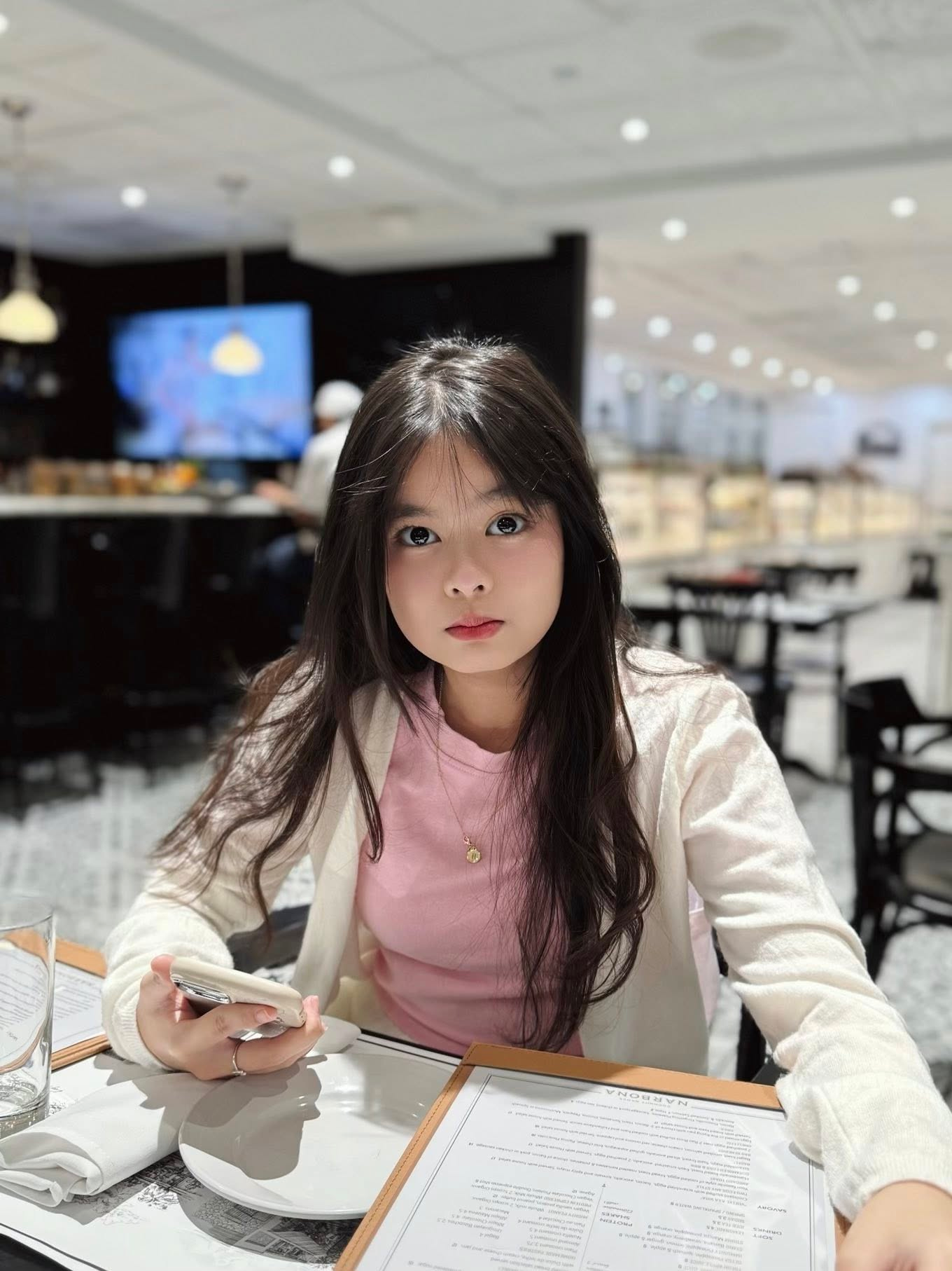 Con gái lớn của hot mom Hằng Túi gây "choáng" với nhan sắc thiếu nữ: Đúng chuẩn "phiên bản tuổi 16" của mẹ- Ảnh 5.