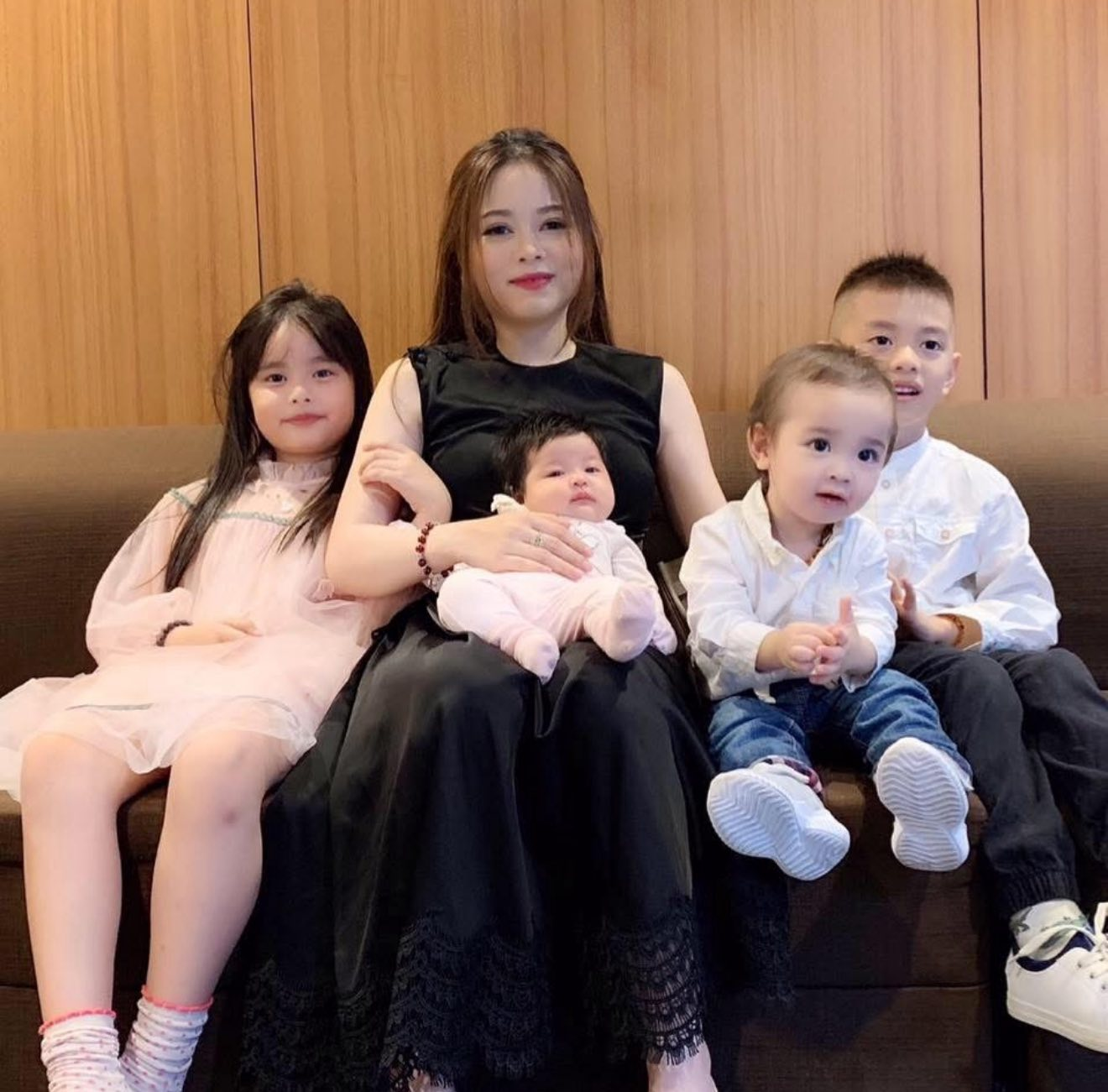 Con gái lớn của hot mom Hằng Túi gây "choáng" với nhan sắc thiếu nữ: Đúng chuẩn "phiên bản tuổi 16" của mẹ- Ảnh 8.