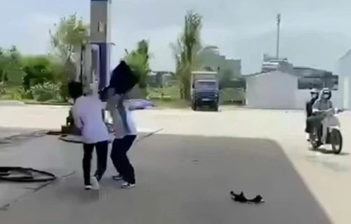 Từ vụ nam sinh ở Thanh Hóa: Có những đứa trẻ chưa kịp về nhà, chỉ vì người lớn "bỏ quên" một khoảng đường- Ảnh 1. Từ vụ nam sinh ở Thanh Hóa: Có những đứa trẻ chưa kịp về nhà, chỉ vì người lớn "bỏ quên" một khoảng đường- Ảnh 1.