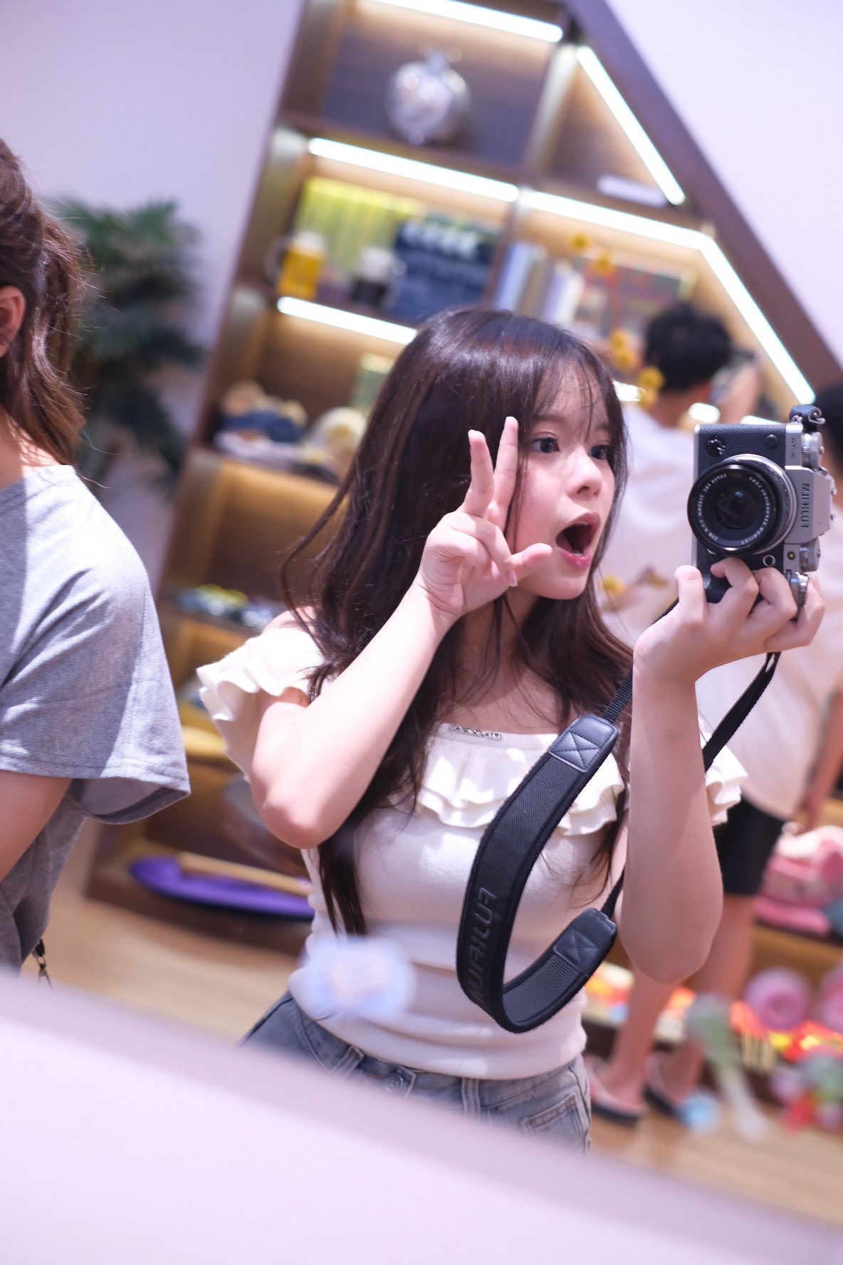 Con gái lớn của hot mom Hằng Túi gây "choáng" với nhan sắc thiếu nữ: Đúng chuẩn "phiên bản tuổi 16" của mẹ- Ảnh 2.