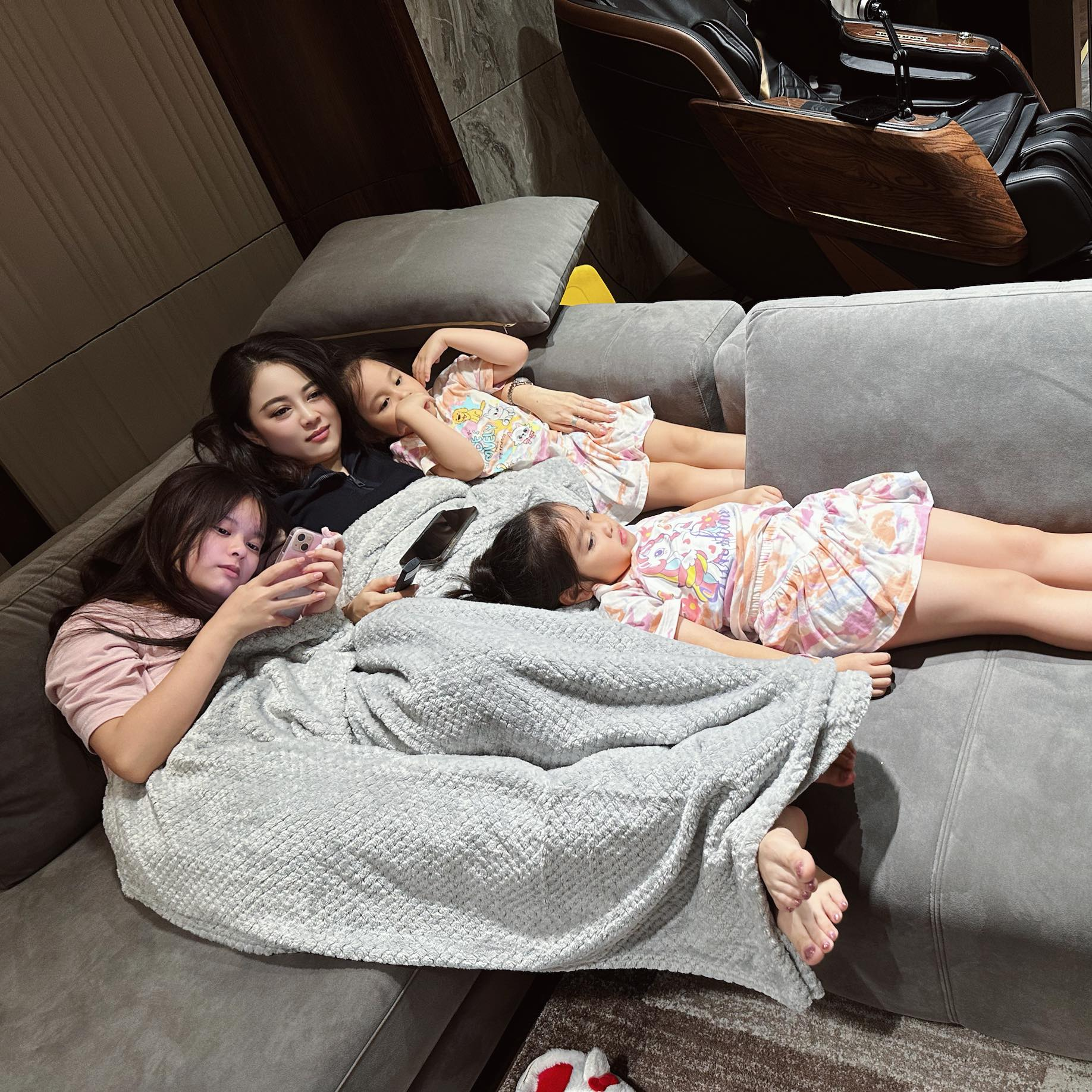 Con gái lớn của hot mom Hằng Túi gây "choáng" với nhan sắc thiếu nữ: Đúng chuẩn "phiên bản tuổi 16" của mẹ- Ảnh 10.
