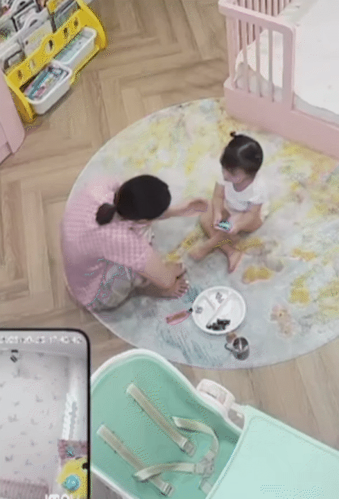 Hà Nội: Mẹ sốc khi xem camera thấy bảo mẫu quát tháo, tác động lên mặt để ép bé ăn nhanh- Ảnh 2.