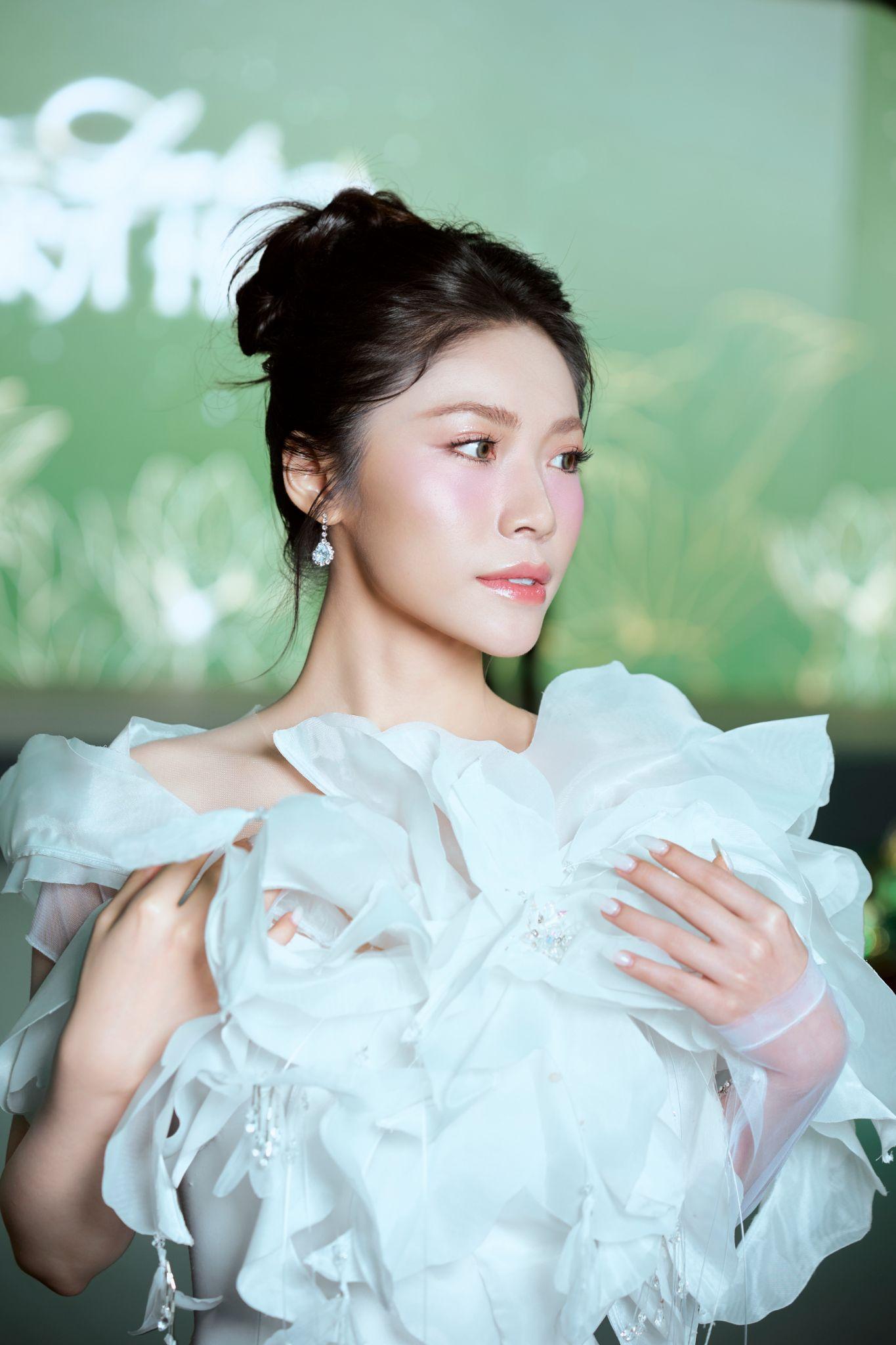 Nguyễn Thanh Thảo ghi điểm nhờ visual trong veo, thần thái tự tin trong show “Lụa Là Trà Hoa”- Ảnh 2.