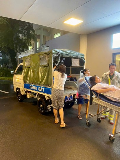 Sản phụ chuyển dạ giữa bão Bualoi được xe công an đưa đi cấp cứu đã "vượt cạn" an toàn- Ảnh 2.