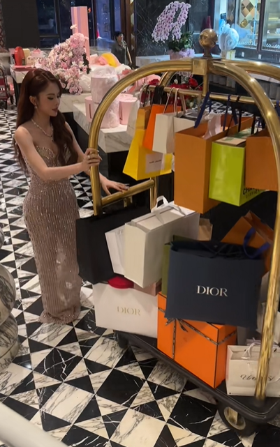 Sinh nhật “8 nghìn lá 2 nghìn xôi” và toan tính của Hà Môi- Ảnh 9.