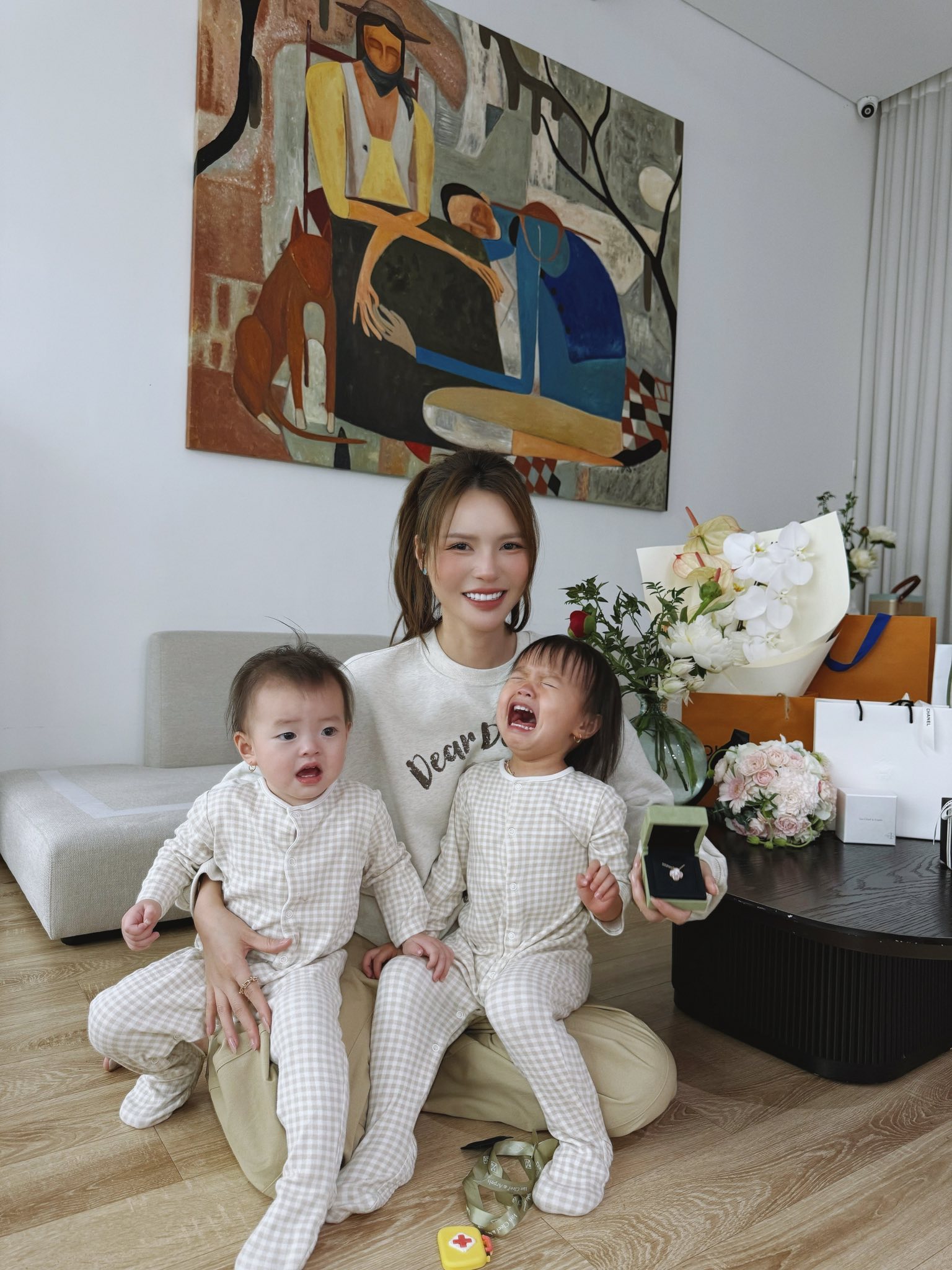 Hotmom Lucie Nguyễn khoe quà 20/10 toàn hàng hiệu xa xỉ, dân tình lại chỉ chú ý đến biểu cảm của "hot alpha kid" Nami- Ảnh 4.
