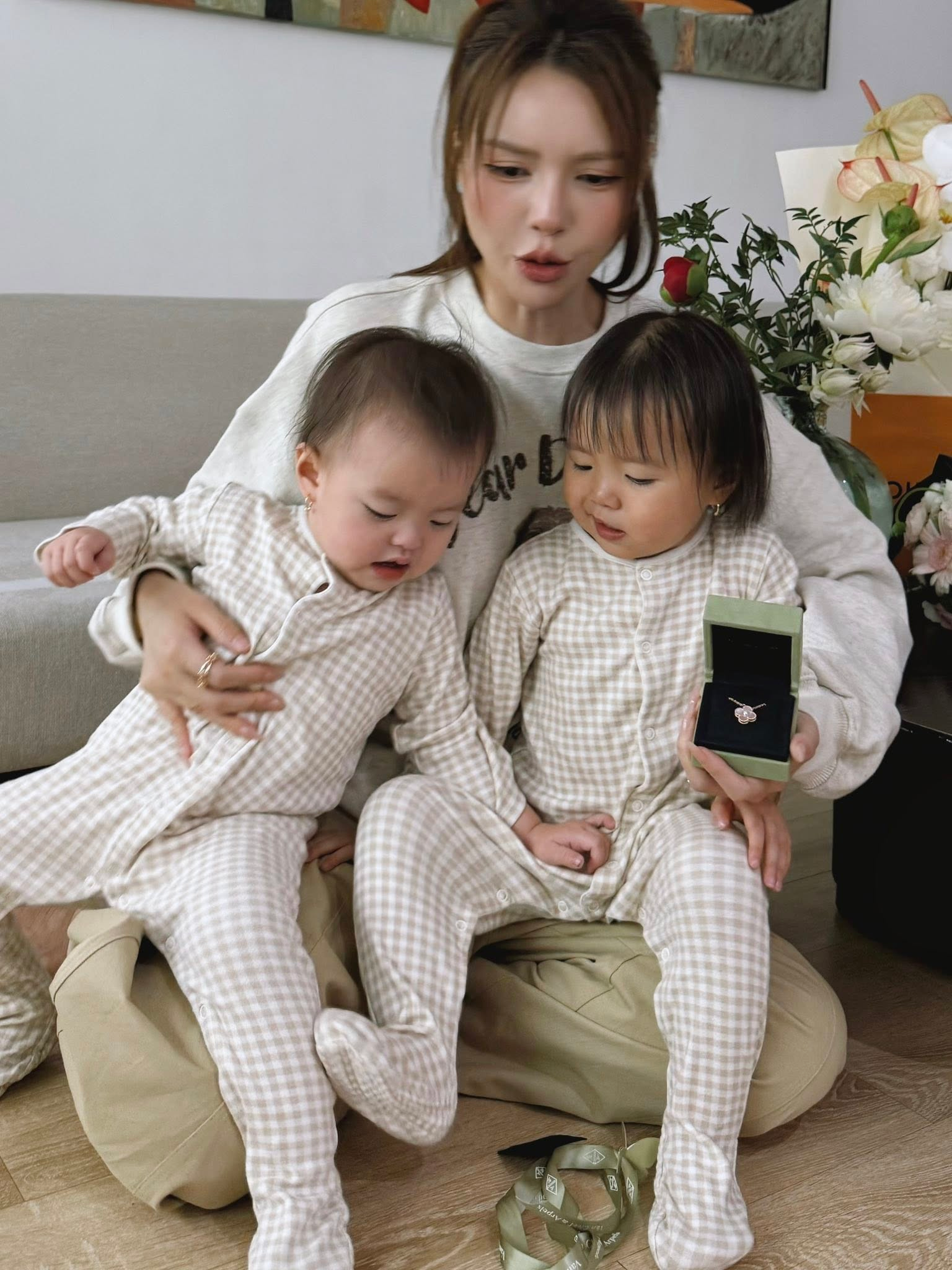 Hotmom Lucie Nguyễn khoe quà 20/10 toàn hàng hiệu xa xỉ, dân tình lại chỉ chú ý đến biểu cảm của "hot alpha kid" Nami- Ảnh 3.