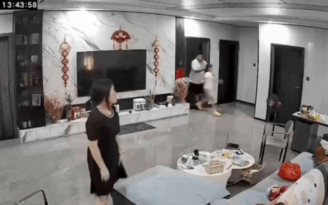 Làm rõ tình trạng sức khoẻ hiện tại của bé gái bị cha dượng bạo hành- Ảnh 1. Làm rõ tình trạng sức khoẻ hiện tại của bé gái bị cha dượng bạo hành- Ảnh 1.