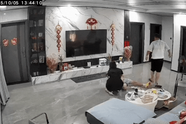 Làm rõ tình trạng sức khoẻ hiện tại của bé gái bị cha dượng bạo hành- Ảnh 2. Làm rõ tình trạng sức khoẻ hiện tại của bé gái bị cha dượng bạo hành- Ảnh 2.