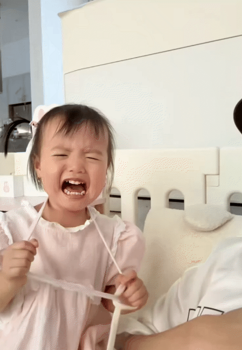 Hotmom Lucie Nguyễn khoe quà 20/10 toàn hàng hiệu xa xỉ, dân tình lại chỉ chú ý đến biểu cảm của "hot alpha kid" Nami- Ảnh 7.