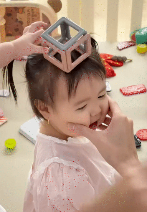 Hotmom Lucie Nguyễn khoe quà 20/10 toàn hàng hiệu xa xỉ, dân tình lại chỉ chú ý đến biểu cảm của "hot alpha kid" Nami- Ảnh 6.