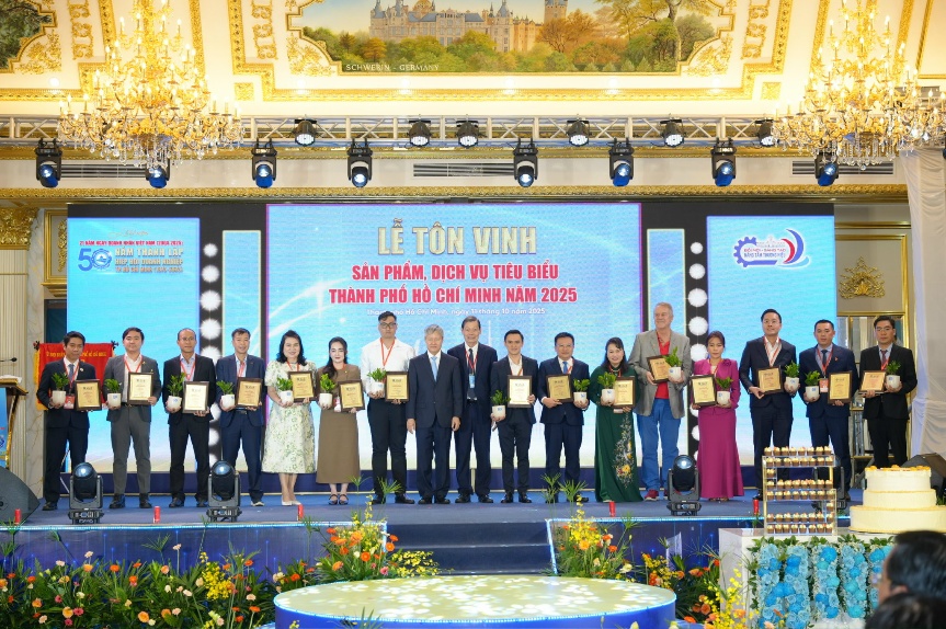 HPT được vinh danh “Doanh nghiệp tiêu biểu TP.HCM” 2025, sẵn sàng bứt phá cùng “A²” tại HPT D-DAY 2025- Ảnh 3. HPT được vinh danh “Doanh nghiệp tiêu biểu TP.HCM” 2025, sẵn sàng bứt phá cùng “A²” tại HPT D-DAY 2025- Ảnh 3.
